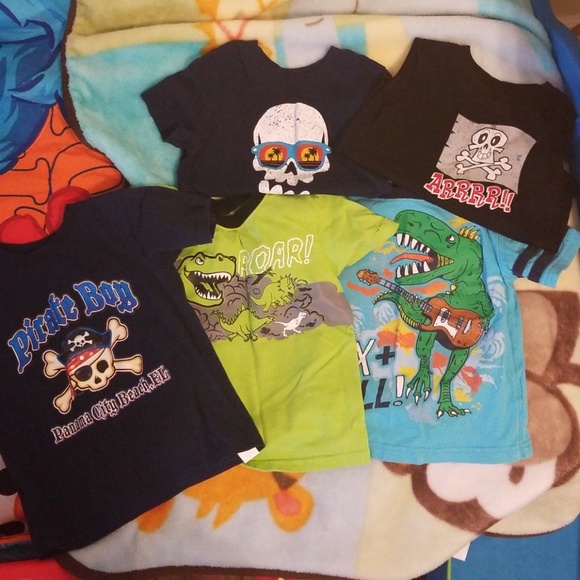 2 T t shirts - lot of 5 - Picture 1 of 1